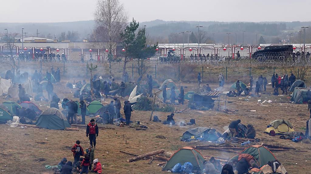 Migranten campieren in der Nähe der Grenze zu Polen. Foto: Ulf Mauder/dpa