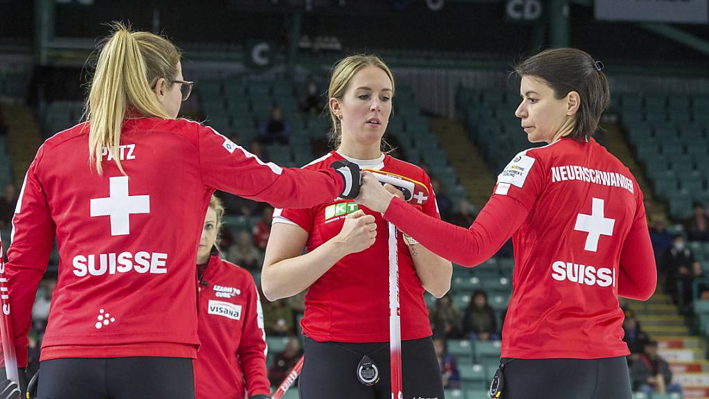 Die Schweizer Curlerinnen bleiben auf Kurs. Von links: Alina Pätz, Melanie Barbezat, Esther Neuenschwander.