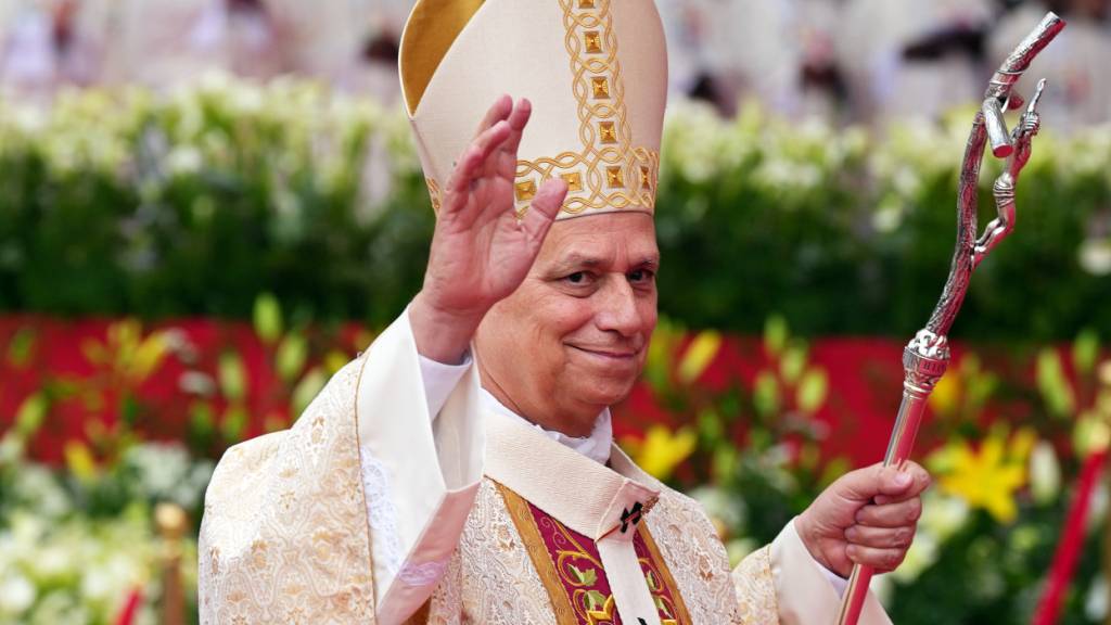 dpatopbilder - Papst Leo XIV. kommt am letzten Tag seines elftägigen Pastoralbesuchs in Afrika zur Feier der Heiligen Messe in das Stadion von Malabo. Foto: Misper Apawu/AP/dpa