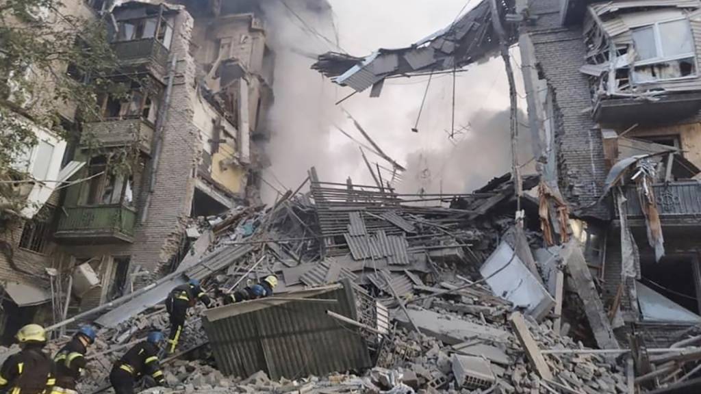 Nach einem russischen Raketenangriff im Zentrum der Stadt Saporischschja am Donnerstag ist die Zahl der Todesopfer ukrainischen Angaben zufolge weiter gestiegen. Mindestens 17 Menschen seien getötet worden, darunter ein Kind. (Archivbild)