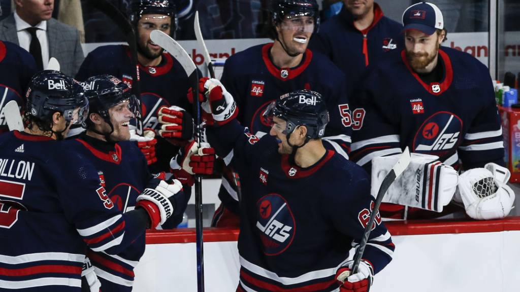 Nino Niederreiter (rechts) und seine Kollegen durften sich über einen weiteren Sieg der Winnipeg Jets gegen die Arizona Coyotes freuen