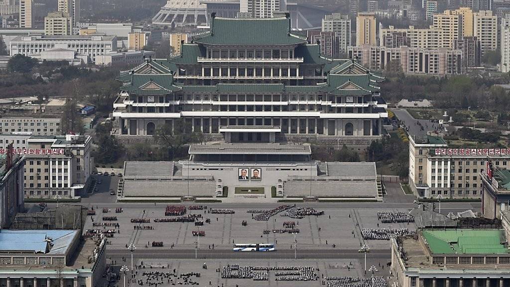 Nordkorea, im Bild der Kim-Il-Sung-Platz im Zentrum der Hauptstadt Pjöngjang, will ab dem 6. Mai den ersten Parteikongress seit 36 Jahren durchführen. (Archivbild)