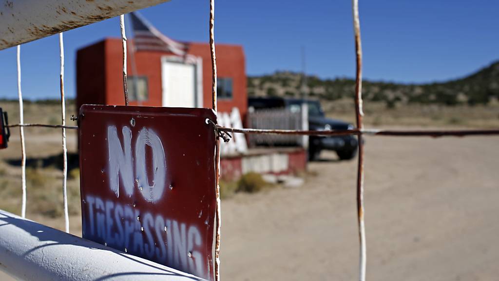 Ein «Betreten verboten»-Schild hängt am Zaun am Eingang zum Filmset Bonanza Creek Ranch. Die Waffe, die der Schauspieler Alec Baldwin am Set des Westerns «Rust» benutzt hat, enthielt nach Angaben der Polizei scharfe Munition. Foto: Andres Leighton/FR171260 AP/dpa