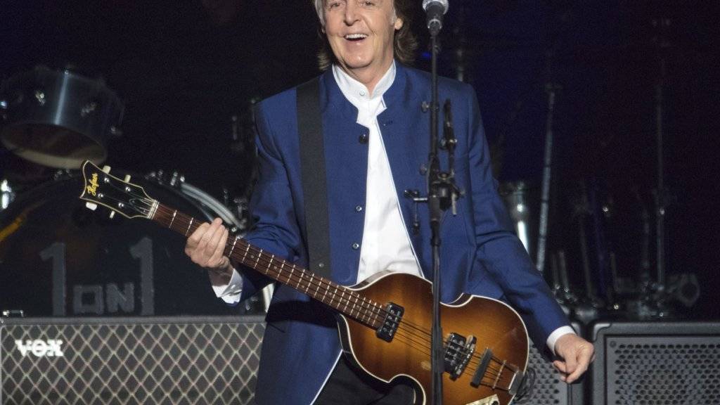 Der Ex-Beatle Sir Paul McCartney ist in den Londoner Abbey Road Studios vor ausgewählten Fans und Stars aufgetreten - dort, wo er vor Jahrzehnten legendäre Aufnahmen mit den Beatles eingespielt hatte. (Archiv)