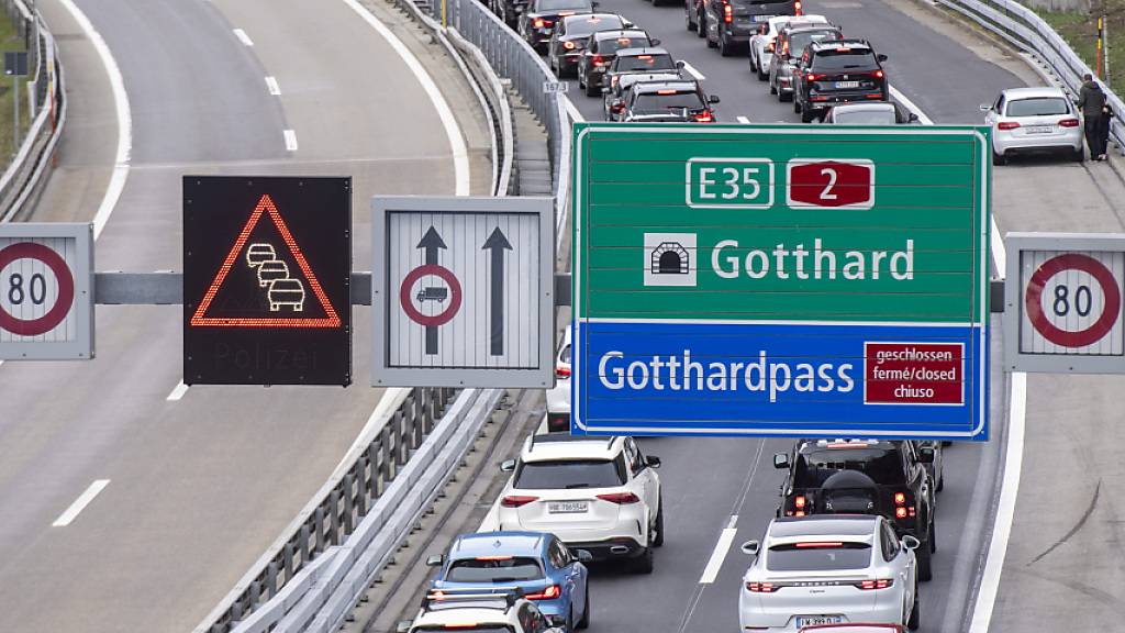 Auch an diesen Ostern wird mit Stau vor dem Gotthardtunnel gerechnet. (Archivbild)