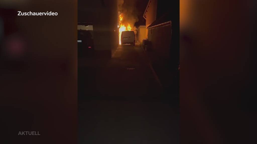 Lichterloh: Wegen einem brennenden Auto verliert in Villnachern eine Familie eine ihr Zuhause