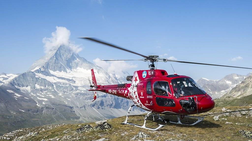 Die mit einem Helikopter der Air Zermatt ausgerückten Rettungskräfte konnten nur noch den Tod des verunglückten Bergführers feststellen. (Archivbild)