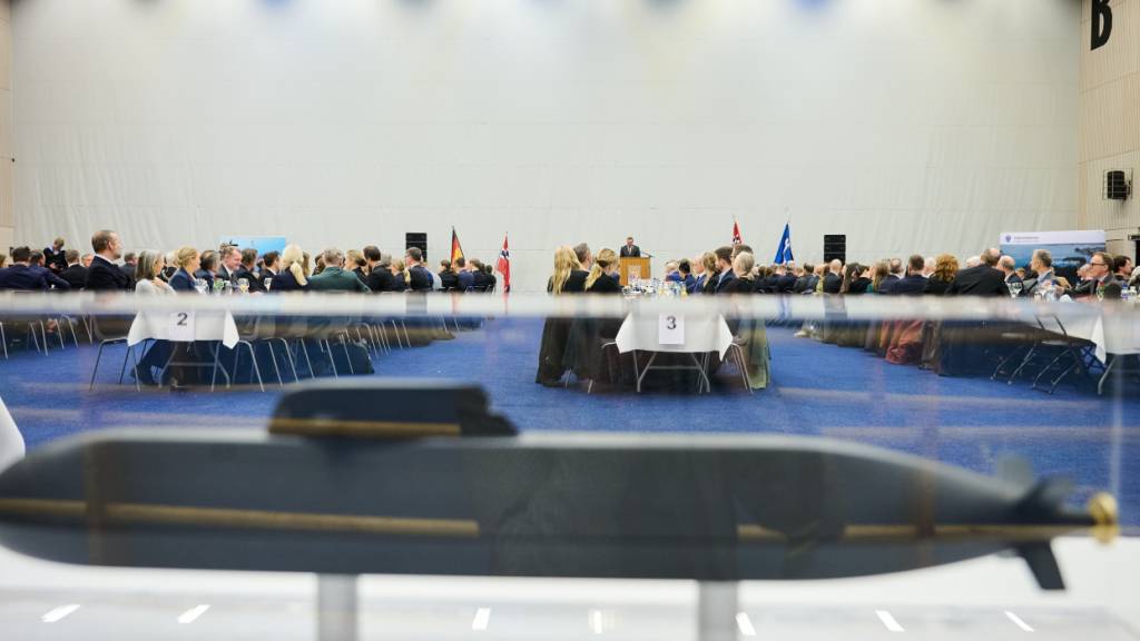 ARCHIV - Das Modell eines U-Boots der Klasse 212 CD aus dem gemeinsamen Beschaffungsprogramm der norwegischen und der deutschen Marine, ist im Marine-Stützpunkt Haakonsvern beim Besuch von Bundesverteidigungsminister Pistorius zusehen. Foto: Annette Riedl/dpa