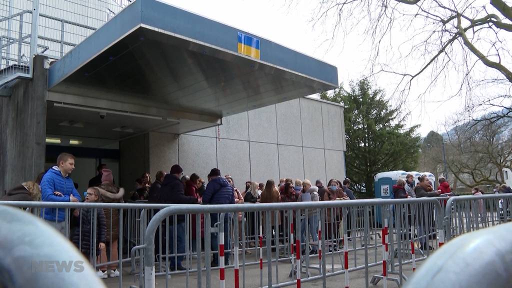 Ukrainische Flüchtlinge sorgen für Wartezeiten vor dem Bundesasylzentrum