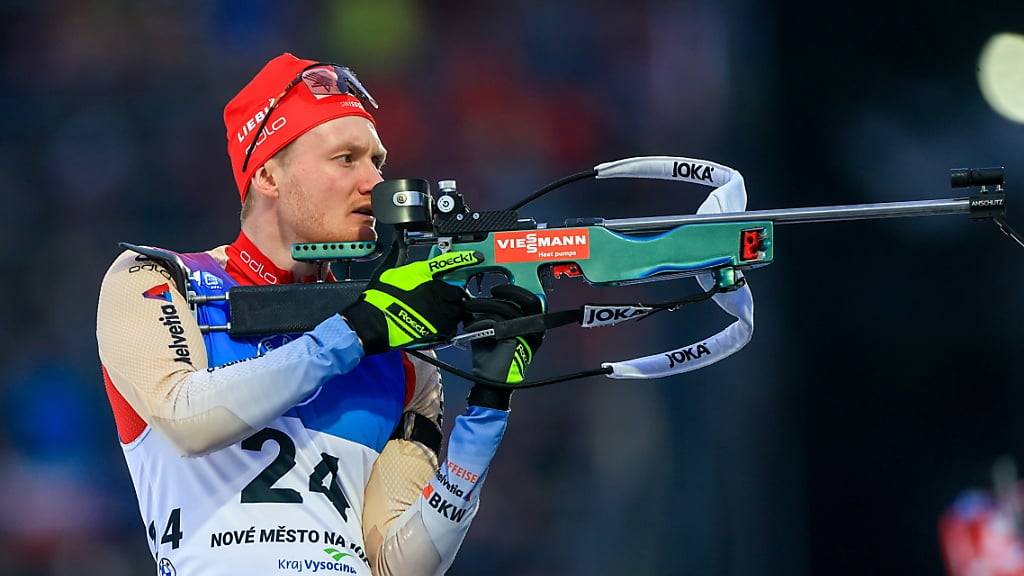 Sebastian Stalder mit dem kritischen Blick auf die Windfähnchen. Falls sich die Bedingungen gegenüber dem Einschiessen geändert haben, muss am Visier gerastet werden