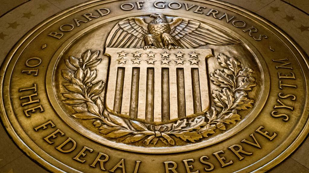Die US-Notenbank Federal Reserve erhöht den Leitzins zum elften Mal in 16 Monate. Im Bild ihr Siegel. (Archivbild)
