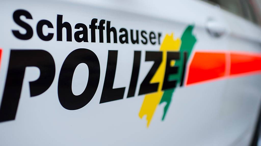 Die Schaffhauser Polizei hat am Dienstag einen 19-jährigen Mann festgenommen. Dieser soll Personen mit einem Messer bedroht haben. (Symbolbild)