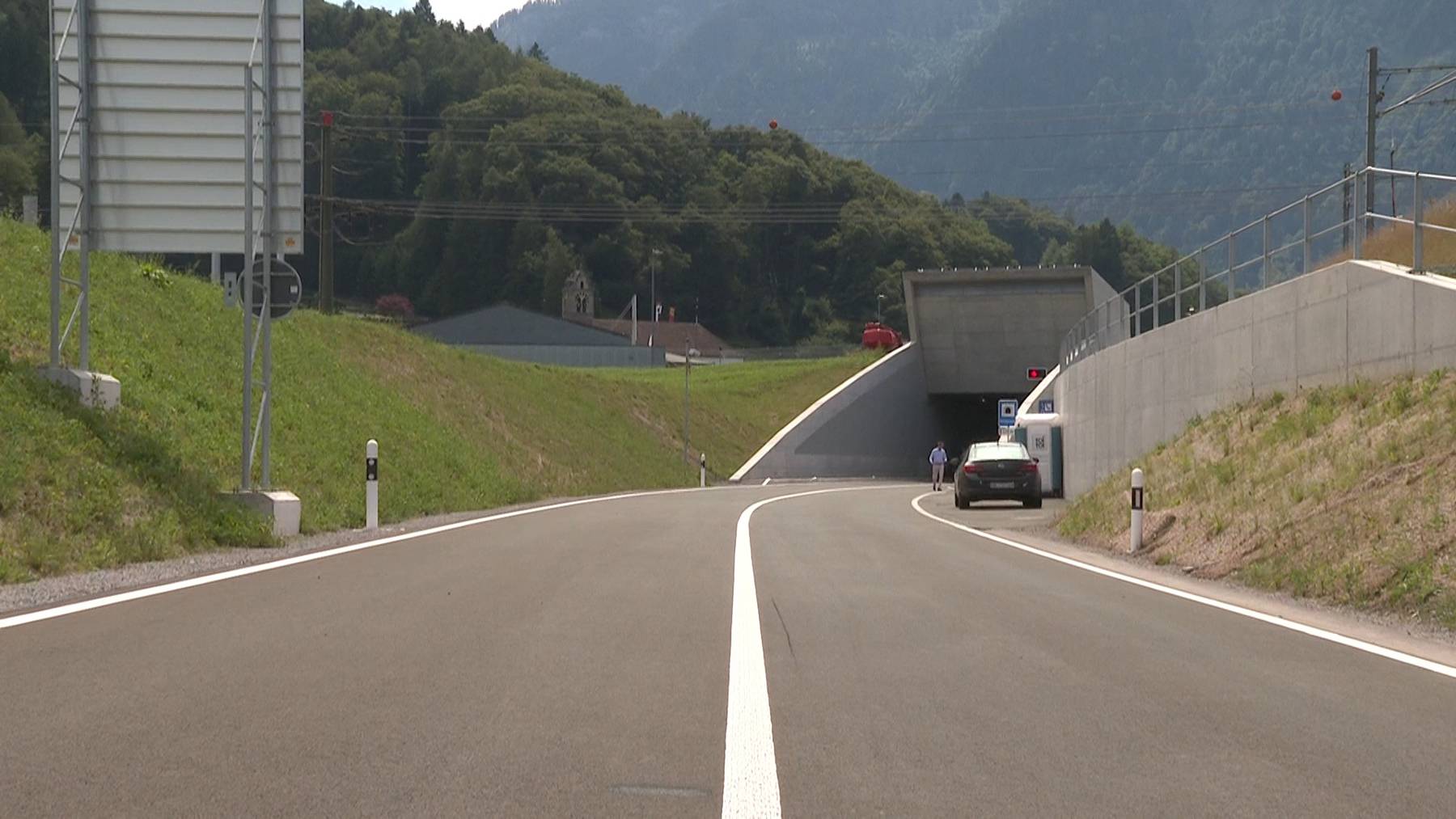 Die Umfahrungsstrasse in Wilderswil am Tag der Eröffnung im Sommer 2023.