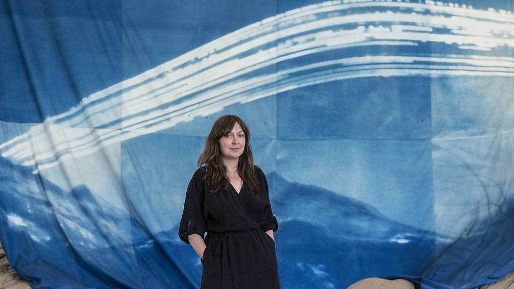 Die polnische Künstlerin Diana Lelonek vor ihrer Installation "Solarstalgia im Gletschergarten Luzern.