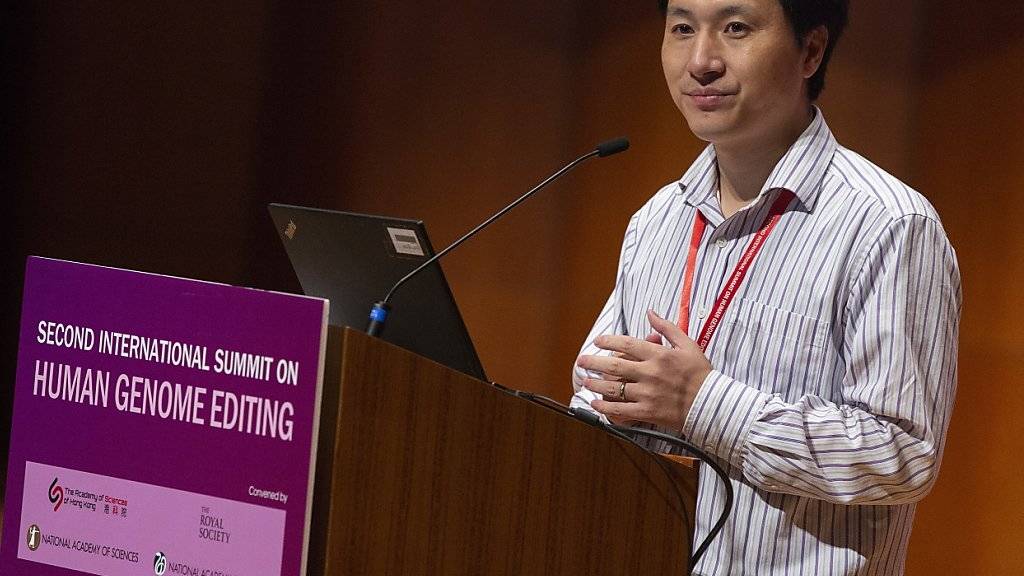 Bei seinem Auftritt an einem Genomforschungs-Kongress in Hongkong verteidigte He Jiankui seine Experimente, die zur Geburt der ersten genmanipulierten Babys führte.