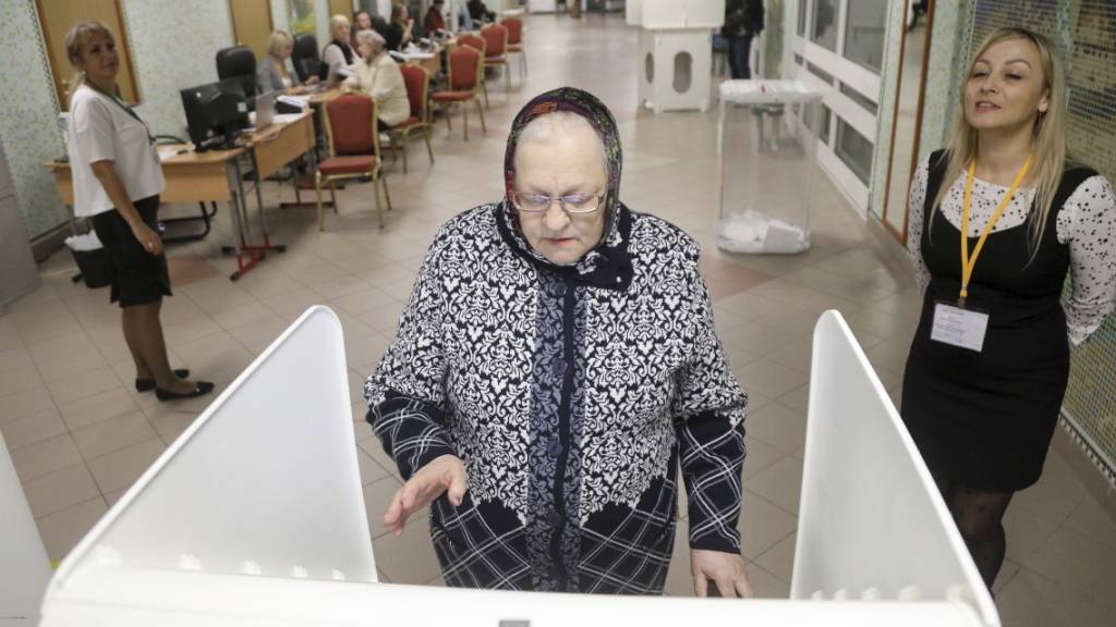 Eine ältere Frau gibt während der Moskauer Bürgermeisterwahlen ihre Stimme in einem Wahllokal ab. Foto: Artur Novosiltsev/Moscow News Agency/AP/dpa