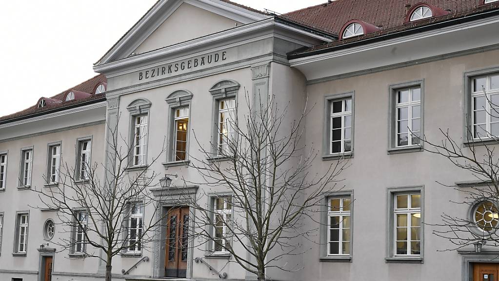 Der Zürcher SVP-Kantonsrat Claudio Schmid muss sich am Donnerstag vor dem Bezirksgericht Bülach wegen Rassendiskriminierung verantworten. (Symbolbild)