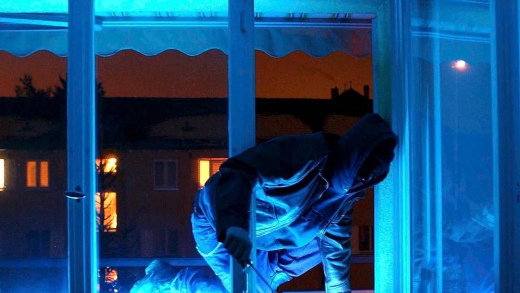 Der Täter wuchtete mit einem Werkzeug Fenster auf oder schlug mit einem Stein Scheiben ein. (Symbolbild)