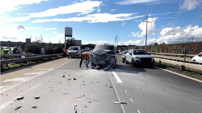 Auffahrunfall mit fünf Autos auf der A1 bei Deitingen – vier Personen verletzt