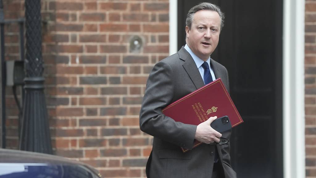 ARCHIV - David Cameron, Außenminister von Großbritannien, trifft zu einer Kabinettssitzung in der Downing Street ein. Großbritannien hat sich besorgt über einen möglichen israelischen Militäreinsatz in Rafah gezeigt und eine sofortige Kampfpause gefordert. Foto: Jeff Moore/PA Wire/dpa