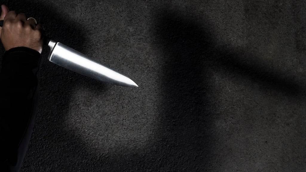 Statt einer jungen Frau wartete ein Mann mit Messer. (Symbolbild)