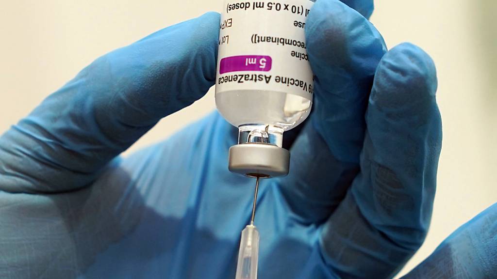 Medizinisches Personal befüllt eine Spritze mit dem Corona-Impfstoff von Oxford/Astrazeneca. Foto: Owen Humphreys/PA Wire/dpa