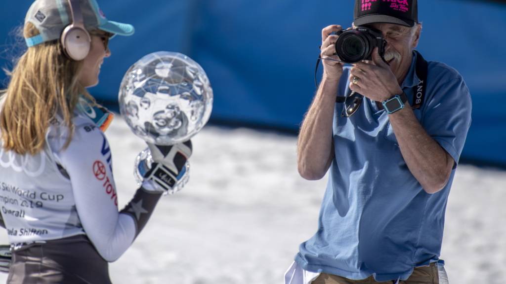 Jeff Shiffrin, hier beim Fotografieren seiner Tochter Mikaela am Weltcup-Finale in Andorra im Vorjahr, verstarb unerwartet