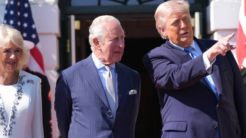 Präsident Donald Trump spricht mit dem britischen König Charles III. und Königin Camilla bei ihrer Ankunft im Weißen Haus. Das Königspaar hält sich zu einem Staatsbesuch in den USA auf.. Foto: Alex Brandon/AP/dpa