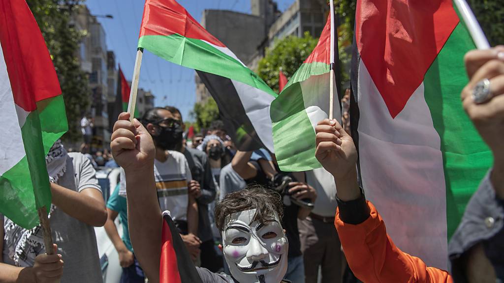 dpatopbilder - Palästinensische Protestanten bei einer Demonstration in Ramallah. Foto: Nasser Nasser/AP/dpa