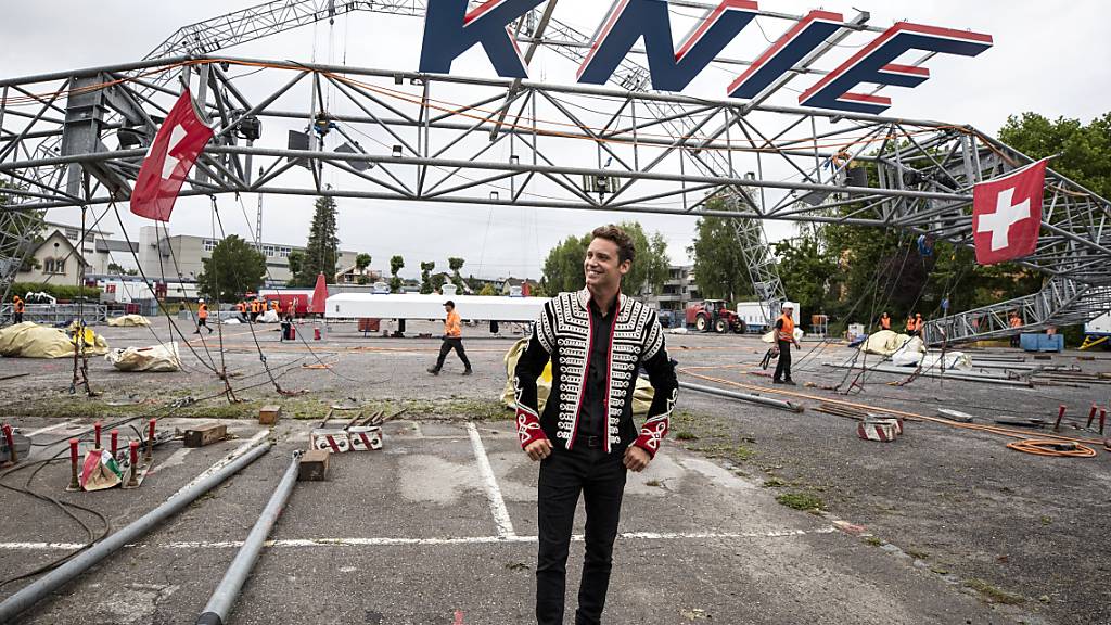 Bastian Baker ist der Stargast der Tournee 2021 des Circus Knie. Der Lausanner Musiker zeigte sich am Donnerstag in Rapperswil-Jona im Zirkus-Kostüm.