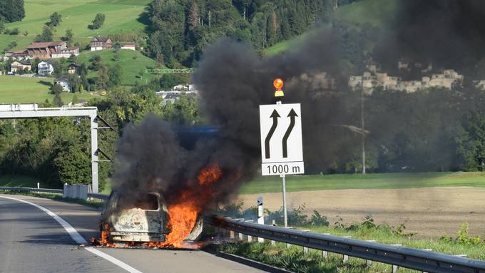 Auto auf der A14 in Root komplett ausgebrannt