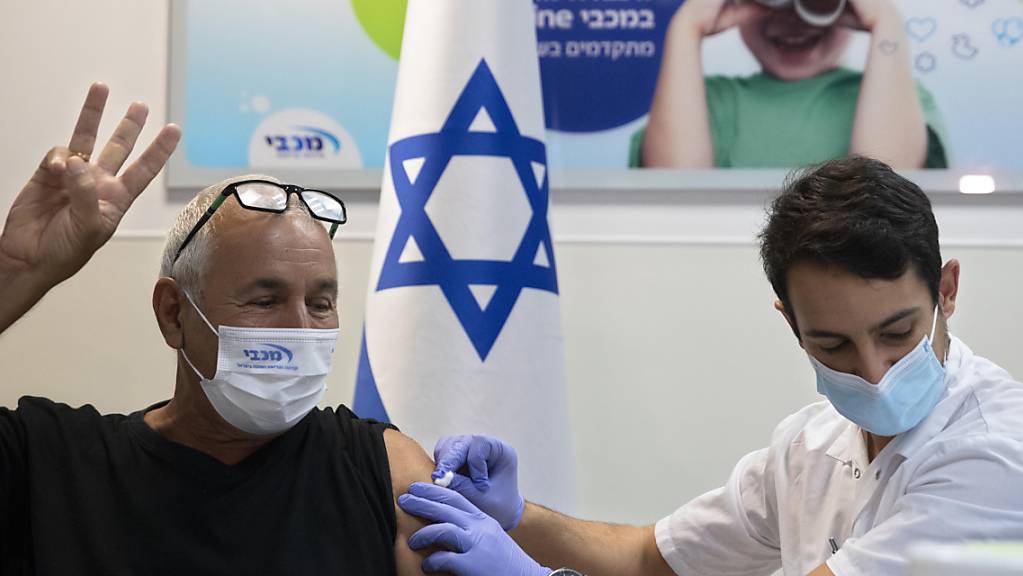 Ein Mann erhält seine dritte Impfung mit dem Corona-Impfstoff von Pfizer-Biontech.
