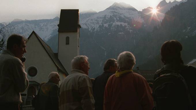 Fast-Vollmond scheint durchs Martinsloch