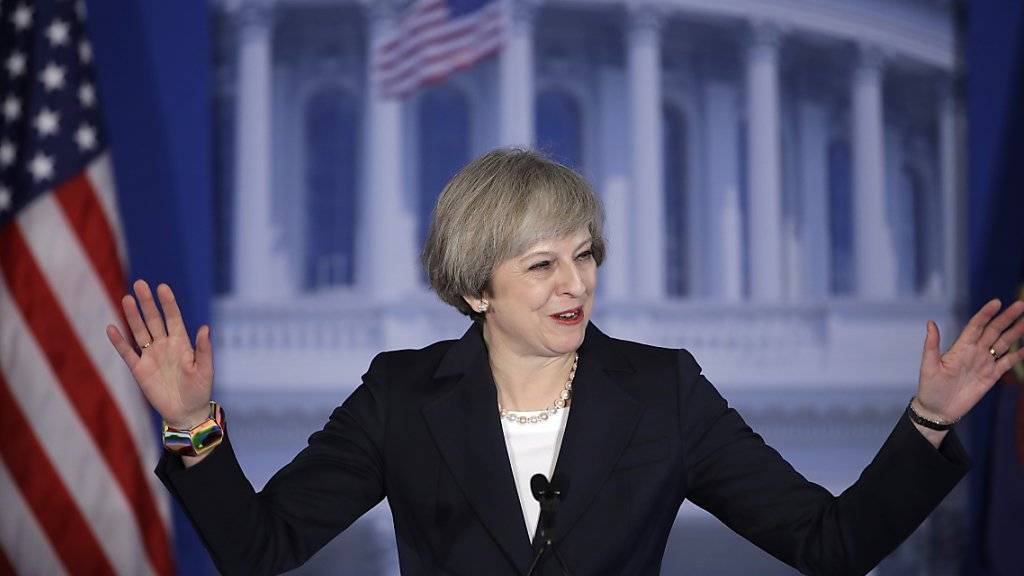 Britische Premierministerin Theresa May fordert USA in Philadelphia zur Kooperation auf.