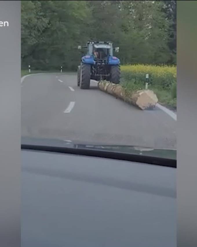 Gefährlicher Transport: Traktor zieht Baumstamm über Strasse