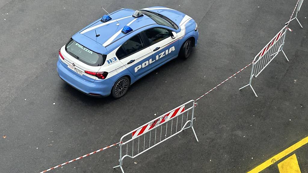 ARCHIV - Ein Auto der italienischen Polizei steht vor einer Absperrung (Symbolbild). Foto: Christoph Sator/dpa