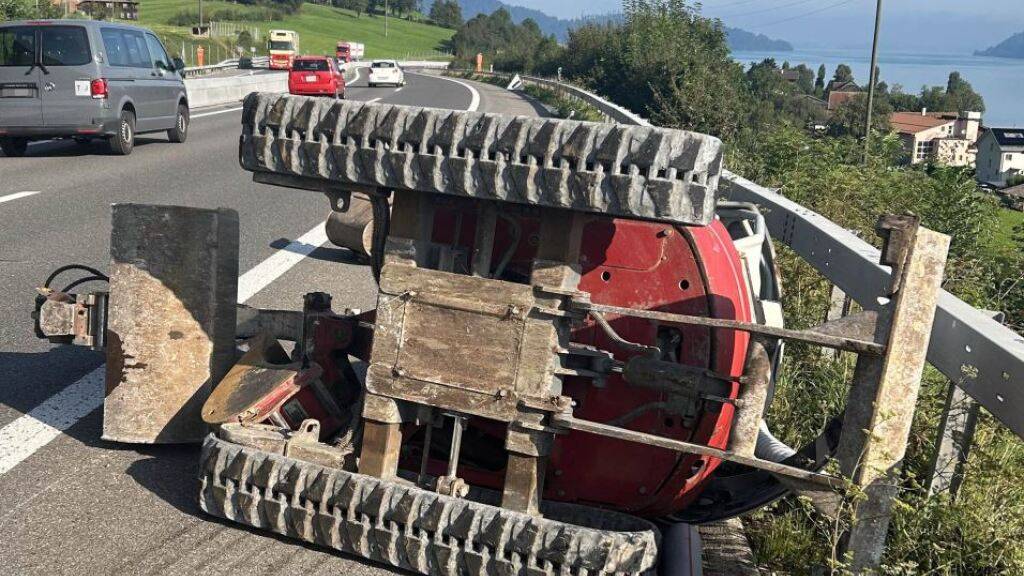 Bagger fällt bei Arth SZ von Anhänger auf die A4