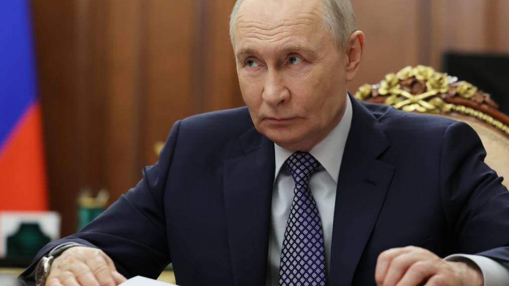 Der russische Präsident Wladimir Putin hört während eines Treffens im Kreml zu. Foto: Alexander Kazakov/Pool Sputnik Kremlin/AP/dpa - ACHTUNG: Nur zur redaktionellen Verwendung und nur mit vollständiger Nennung des vorstehenden Credits