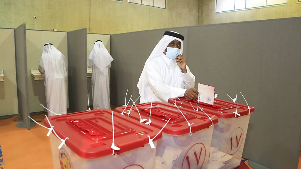 Ein Mann wirft in Doha seinen Stimmzettel in eine Wahlurne bei den Parlamentswahlen. Foto: Hussein Sayed/AP/dpa