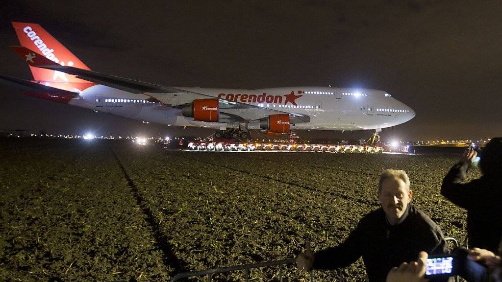Auf dem Landweg wird eine ausgemusterte Boeing 747 zu einem Hotel in den Niederlanden geschleppt, wo sie als Attraktion dienen für die Besucher soll.
