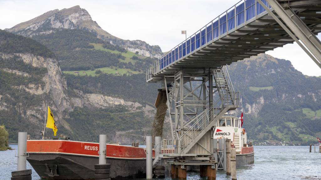 Ein Nauen wird mit Material aus dem Gotthardtunnel beladen. Seit Mittwoch wird auch Ausbruch aus dem Sisikoner Tunnel in den See geschüttet. (Archivaufnahme)