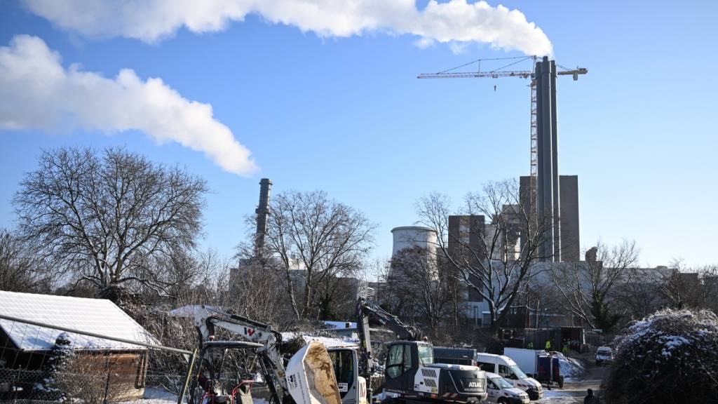Blick auf das Heizkraftwerk Lichterfelde am Teltow Kanal. Vier Tage nach dem großen Stromausfall im Berliner Südwesten sollen nun alle betroffenen Haushalte wieder mit Energie versorgt werden. Foto: Britta Pedersen/dpa
