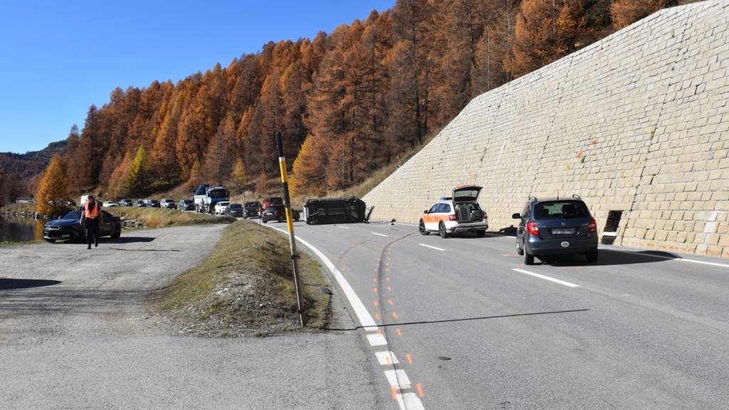 Auto kippt bei Unfall in Sils im Engadin GR zur Seite