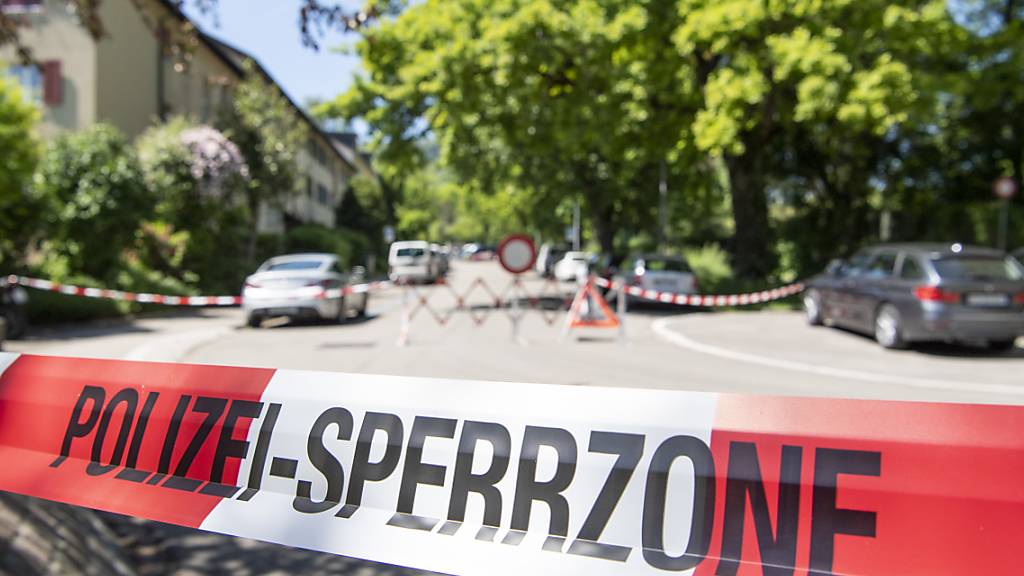 Während der Geiselnahme sperrte die Polizei das Gebiet um das Wohnhaus in Zürich ab. (Archivbild)