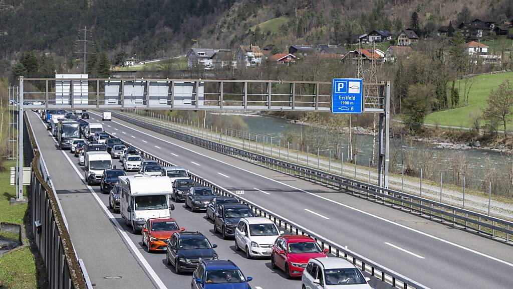 Erfahrungsgemäss setzt der Osterverkehr am Gotthard-Nordportal laut dem Bundesamt für Strassen bereits am frühen Mittwochnachmittag (16. April) ein. (Archivbild)