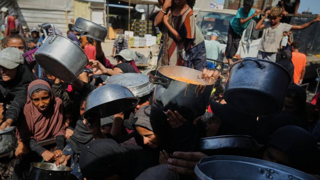 dpatopbilder - Palästinenser an einer Essensausgabe in Chan Junis. Foto: Jehad Alshrafi/AP/dpa