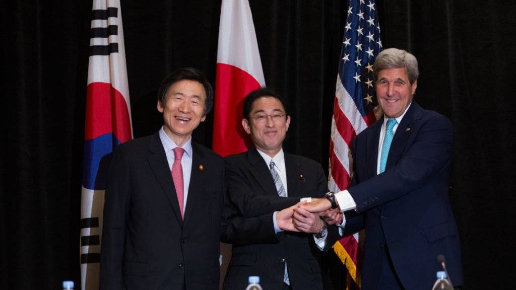 US-Aussenminister Kerry trifft in New York seine Amtskollegen aus Südkorea (links) und Japan.
