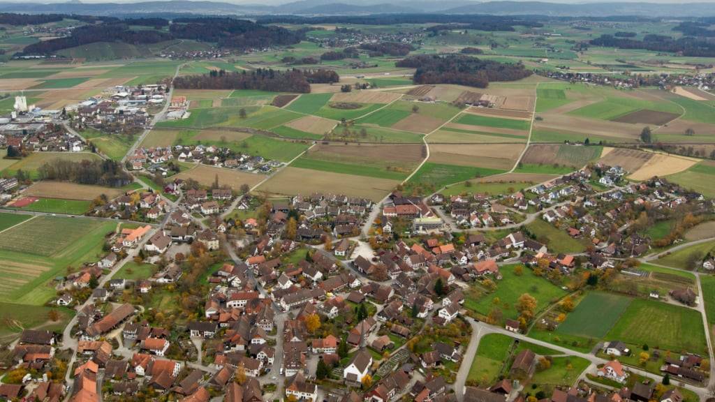 Nur noch zehn statt zwölf Bezirke? Eine Umfrage zeigte, dass diese Idee bei Behörden nicht gut ankommt. Im Bild die Gemeinde Marthalen im Bezirk Andelfingen. (Archivbild)