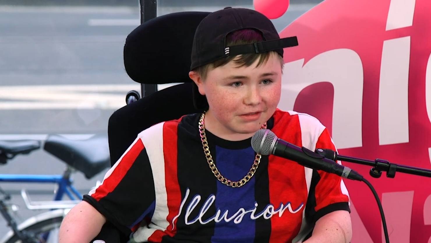 14 Jähriger Junge Im Rollstuhl Geht Viral Mit Seinem Schwarzen Humor