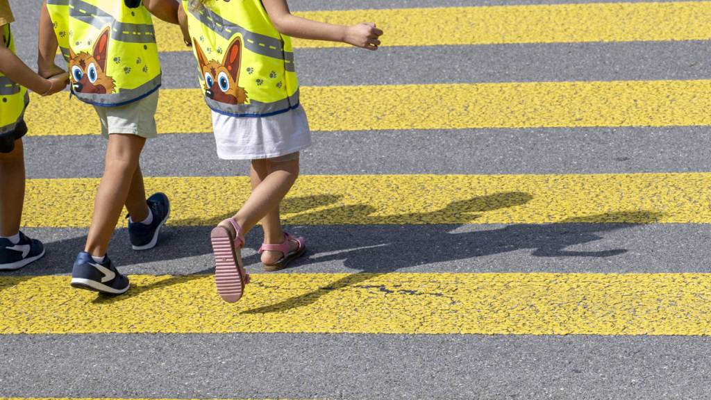 Auto fährt in Steinhausen ZG in zwei Schulkinder